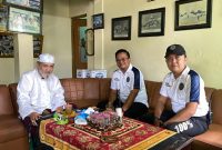 Ketua Takmir Masjid Jamik Sumenep Husein Sastranegara Saat Menerima Kunjungan Silaturahmi Karutan Aditya Wahyu Rahmadani, Selasa (17/02/2026)