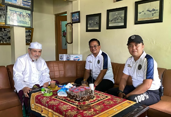 Ketua Takmir Masjid Jamik Sumenep Husein Sastranegara Saat Menerima Kunjungan Silaturahmi Karutan Aditya Wahyu Rahmadani, Selasa (17/02/2026)