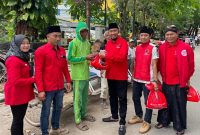 Ketua DPC PDI-P Sumenep Achmad Fauzi Wongsojudo Bersama Pengurus Saat Menyalurkan Zakat Mal 