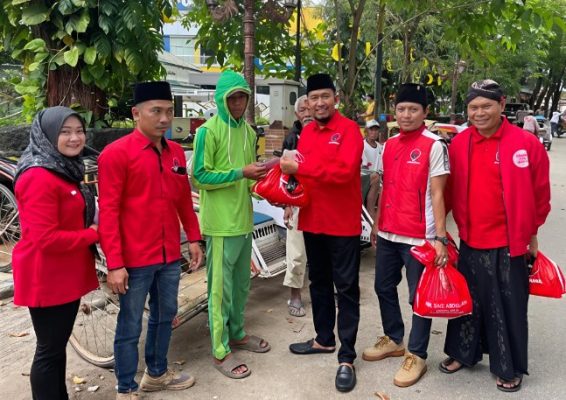 Ketua DPC PDI-P Sumenep Achmad Fauzi Wongsojudo Bersama Pengurus Saat Menyalurkan Zakat Mal 
