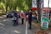 Masuk Ramadan 1447 H, KBS Sumenep Bagi 105 Bungkus Nasi Bungturat di Jalan Urip Sumoharjo
