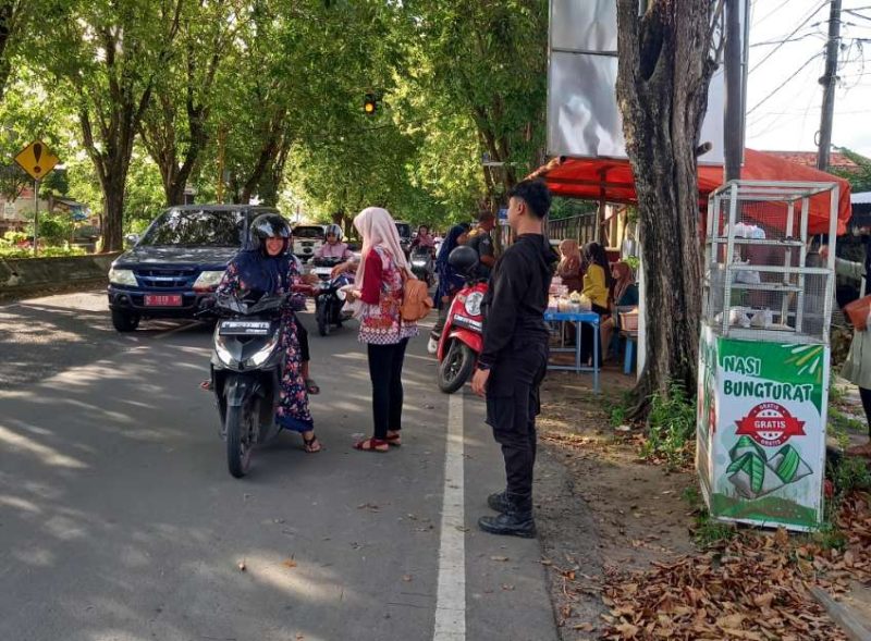 Masuk Ramadan 1447 H, KBS Sumenep Bagi 105 Bungkus Nasi Bungturat di Jalan Urip Sumoharjo