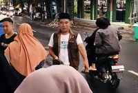 Ketua Turun Langsung, BAZNAS Sumenep Sapa Pengendara dengan Takjil Penuh Kepedulian