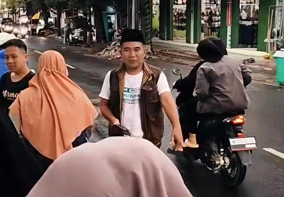 Ketua Turun Langsung, BAZNAS Sumenep Sapa Pengendara dengan Takjil Penuh Kepedulian