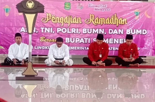 Sekdakab Sumenep Agus Dwi Saputra Didampingi Kabag Kesra Setdakab Kamiludin di Acara Rutin Pengajian Di Bulan Suci Ramadhan 1447 H