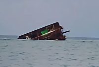 Tongkang Muat Batu Bara Terbalik di Selat Mamburit Sumenep