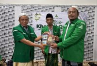 Direktur Naghfir's Institute Dr Naghfir Saat Menyerahkan Waqaf Buku kepada GP Ansor Sumenep diterima Langsung Ketua GP Ansor Sumenep KH. Qumri Rahman 