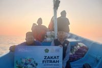 Demi Warga Kepulauan, Relawan LAZNAS Dewan Dakwah Berlayar Antar Zakat ke Gili Labak
