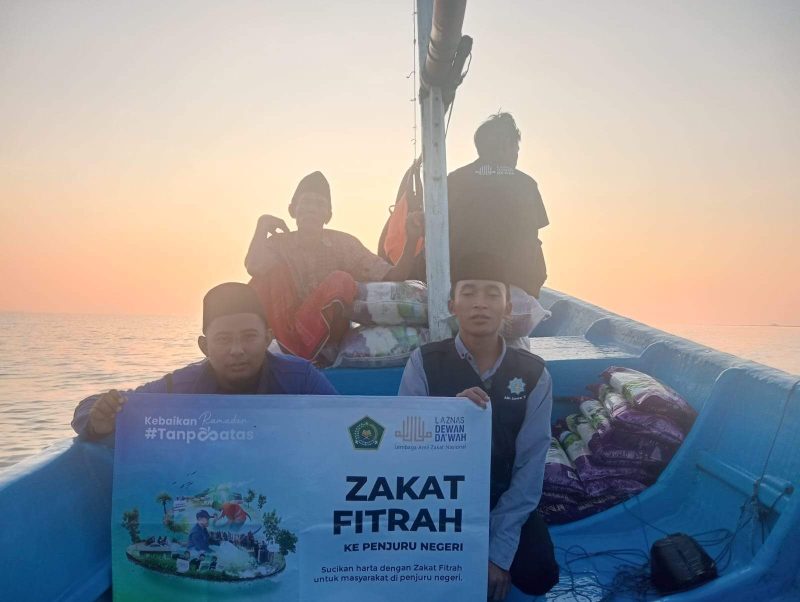Demi Warga Kepulauan, Relawan LAZNAS Dewan Dakwah Berlayar Antar Zakat ke Gili Labak