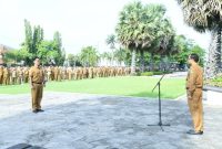 Sekdakab Sumenep Agus Dwi Saputra, S.Sos, M.S.i saat Pimpin Apel Gabungan Bersama di Halaman Kantor Pemkab Sumenep, Senin (02/03/2026)