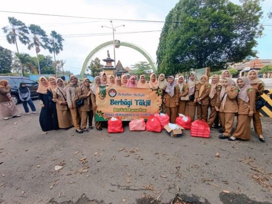 Di Bawah Langit Sore Sumenep, DWP Dinas Perikanan Tebar Harapan
