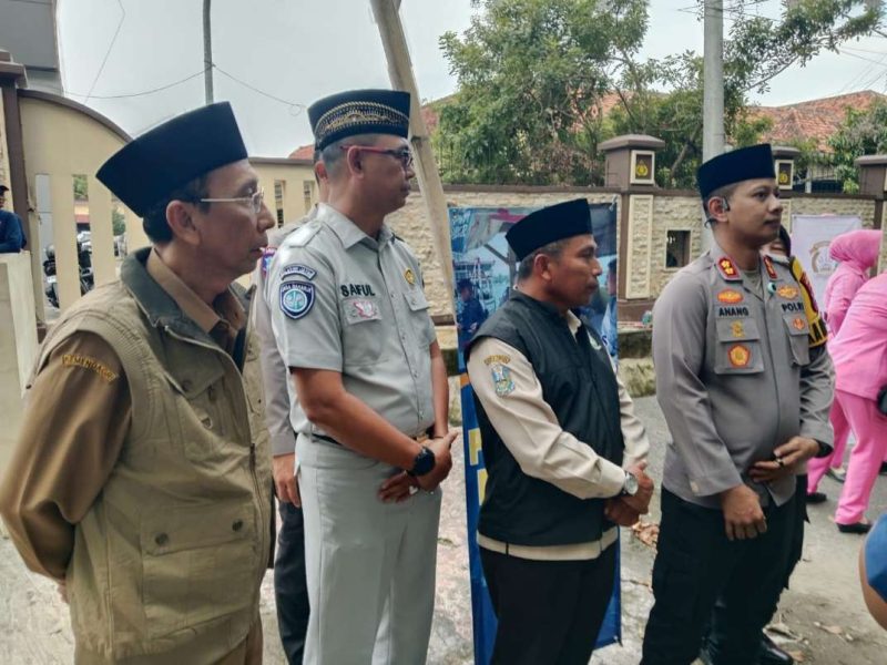 Foto Bersama Dari Kiri Kepala Bapenda Ferdiansyah Tetrajaya SH MH, Kepala Cabang Jasa Rahardja Madura, Kepala UPT PPD Samtiono SH MH dan Kapolres Sumenep AKBP Anang Hardiyanto, SIK di acara Berbagi Takjil