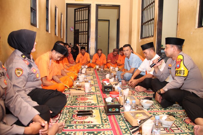 Sentuhan Ramadhan di Balik Jeruji, Kapolres Sumenep Buka Puasa Bersama Tahanan