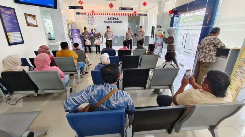 Satlantas Polres Sumenep Tebar Berkah Ramadan di Satpas, Pemohon SIM Dapat Takjil dan Pesan Keselamatan