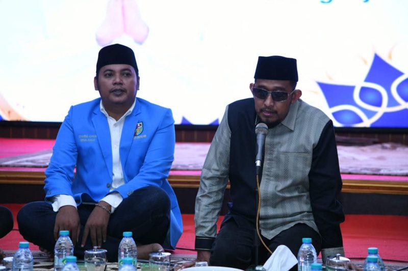 Bupati Sumenep Dr H Achmad Fauzi Wongsojudo SH MH dan Ketua DPD KNPI Sumenep Khairul Umam di Acara Bukber di Pendopo Agung Keraton Sumenep, Kamis (02/03/2025)
