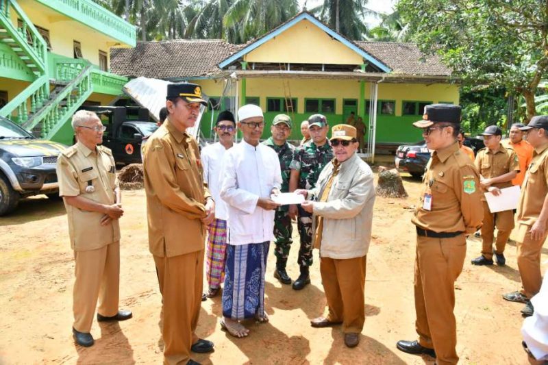 Wabup Sumenep KH Imam Hasyim SH MH Didampingi Kadinsos P3A Saat Menyerahkan Bantuan Kepada MI Muttaqin Desa Gapura, Senin (09/03/2026)