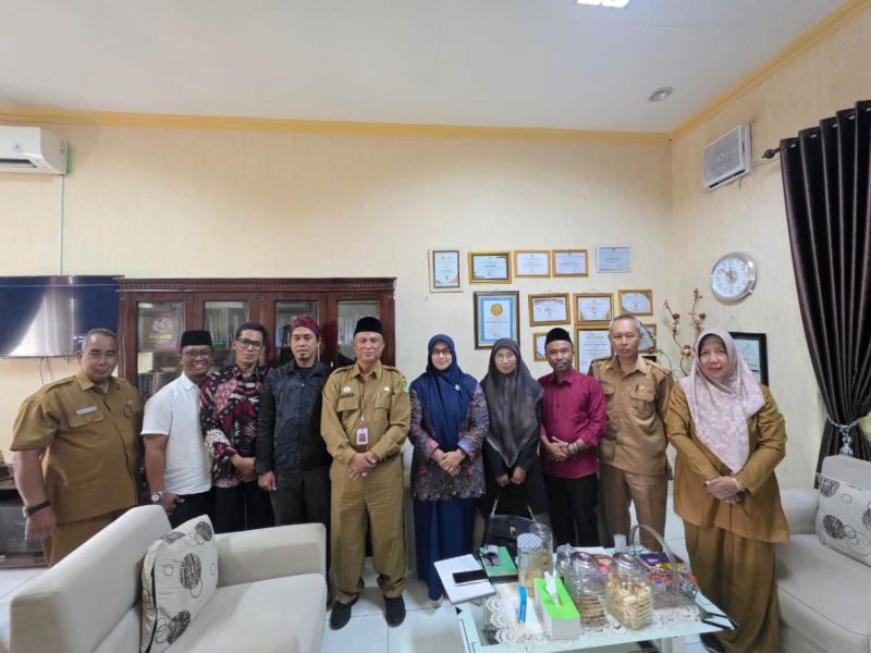Kadisdik H. Moh. Iksan Saat Menerima Kunjungan dari PSBM UPI di Ruang Kerjanya, Selasa (10/03/2026)