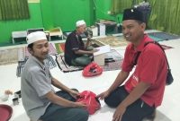 Plt Ketua PAC PDIP Kota Sumenep, Maryono.saat Membagikan Bantuan dari MH Said Abdullah 