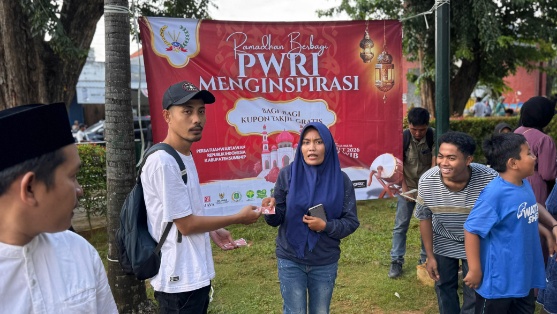PWRI Sumenep Bagikan Ratusan Kupon Takjil, Dukung Perputaran UMKM Tajamara