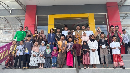 BAZNAS Sumenep Ajak Anak Yatim Pilih Baju Lebaran Sendiri, Senyum Bahagia Warnai Toko DNR