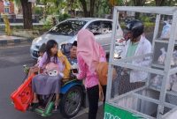 Relawan KBS Sumenep Tebar “Bungturat” di Jalanan, 64 Nasi Bungkus Dibagikan untuk Warga Jelang Berbuka