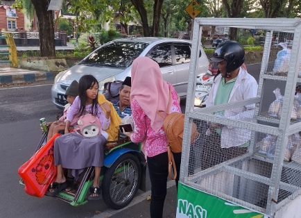 Relawan KBS Sumenep Tebar “Bungturat” di Jalanan, 64 Nasi Bungkus Dibagikan untuk Warga Jelang Berbuka