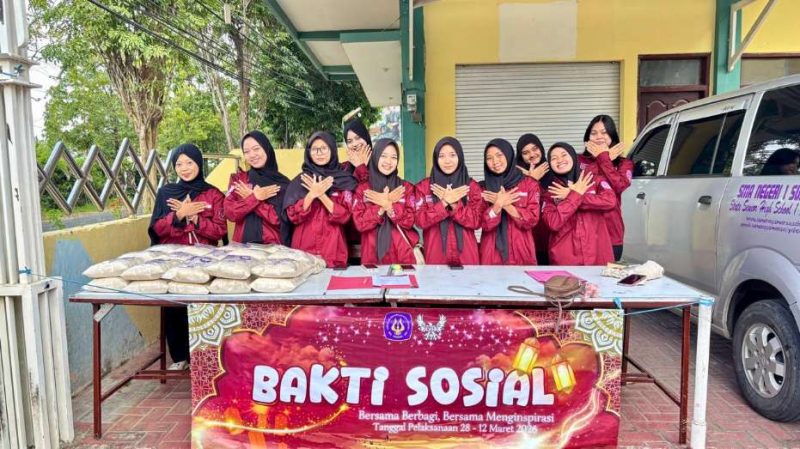 Semangat Berbagi di Ramadan, Siswa SMAN 1 Sumenep Salurkan Zakat Fitrah Lewat Bakti Sosial
