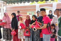 Perwakilan DPC PDI-P  Kabupaten Sumenep Maryono Saat Menyalurkan Bansos Untuk Kaum Dhuafa Di Kelurahan Bangselok, Minggu (15/03/2026)