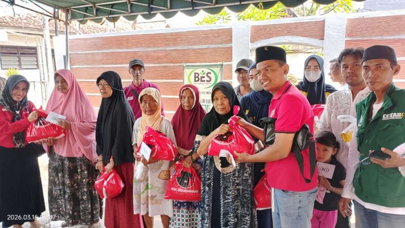 Perwakilan DPC PDI-P  Kabupaten Sumenep Maryono Saat Menyalurkan Bansos Untuk Kaum Dhuafa Di Kelurahan Bangselok, Minggu (15/03/2026)