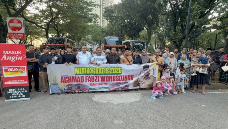 Foto Bersama Plt. Kadis Perkimbub Sumenep Drs. Achmad Dzulkarnain, M.H., Bersama Warga Diacara Mudik Gratis Pemkab Sumenep 2026 di Gelora Bung Karno Jakarta, Minggu (15/03/2026)