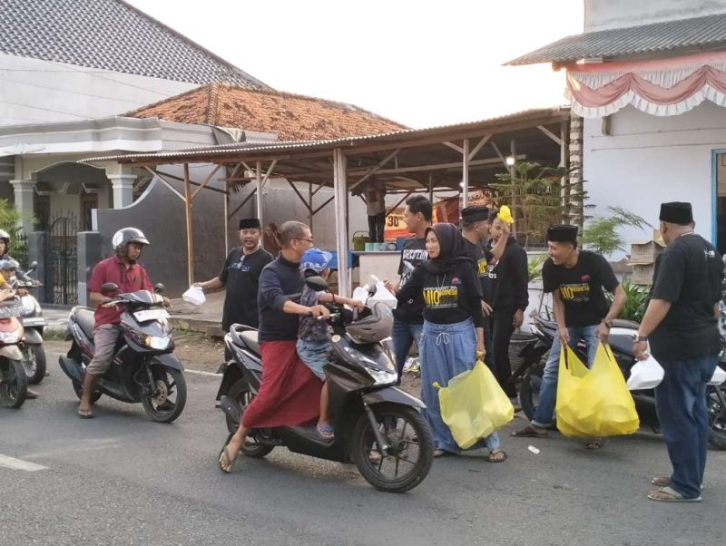 Wartawan Sumenep Berbagi Berkah Ramadhan, MIO Indonesia Bagikan Takjil dan Santuni Anak Yatim