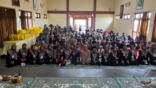 Gema Ramadhan Sister Fillah Sumenep: 100 Anak Yatim Tersenyum Bahagia Terima Santunan