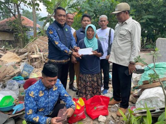 Angin Kencang Robohkan Rumah Warga di Saronggi, Dinsos P3A Sumenep Gercep Salurkan Bantuan