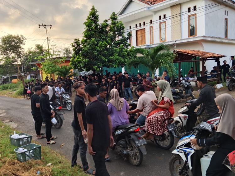 Black Cobra Tebar 800 Takjil di Arjasa, Aksi Anak Muda Sumenep Curi Perhatian