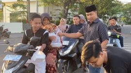 Aksi Senyap Mahasiswa di Jalanan Sumenep: Dear Jatim Bagi Takjil, Tebar Empati di Tengah Ramadan