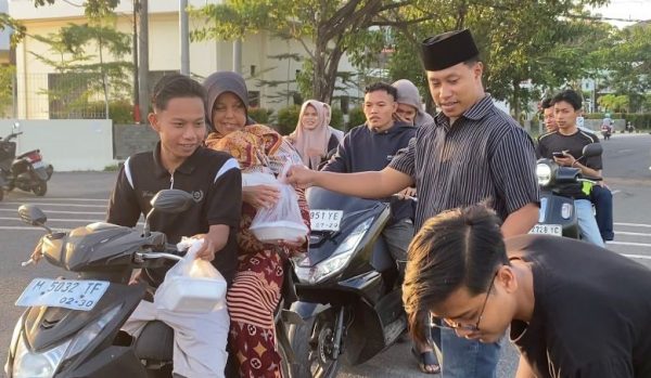 Aksi Senyap Mahasiswa di Jalanan Sumenep: Dear Jatim Bagi Takjil, Tebar Empati di Tengah Ramadan
