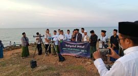 Tim rukyatul hilal Kementerian Agama (Kemenag) Sumenep tidak berhasil melihat hilal saat melakukan pengamatan di Pantai Tanaros, Kamis (19/03) petang