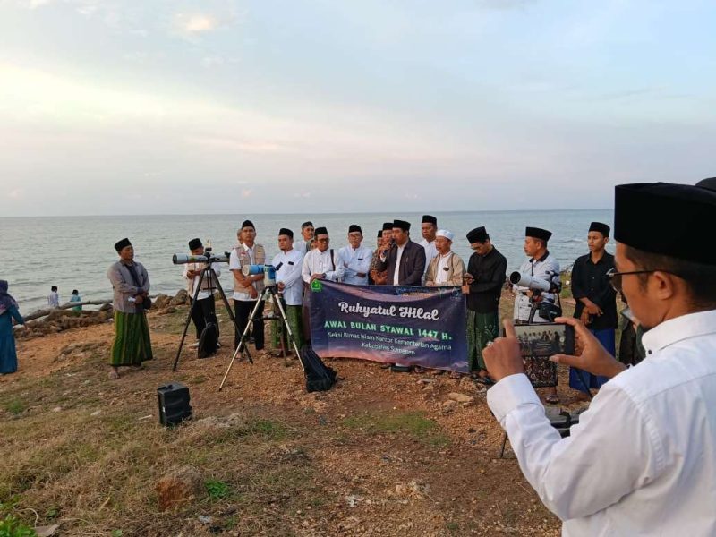 Tim rukyatul hilal Kementerian Agama (Kemenag) Sumenep tidak berhasil melihat hilal saat melakukan pengamatan di Pantai Tanaros, Kamis (19/03) petang