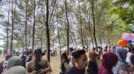 Pantai Salam Saebus Diserbu Wisatawan Usai Lebaran, Antrean Mengular di Pintu Masuk