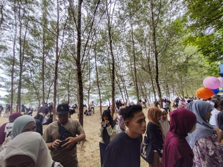 Pantai Salam Saebus Diserbu Wisatawan Usai Lebaran, Antrean Mengular di Pintu Masuk
