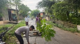 Polisi-Warga Bergerak Cepat Tangani Bahu Jalan Ambruk di Kangayan Sumenep