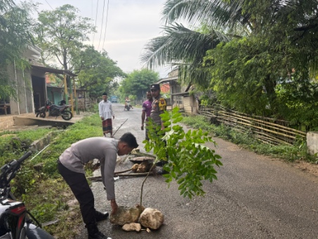 Polisi-Warga Bergerak Cepat Tangani Bahu Jalan Ambruk di Kangayan Sumenep