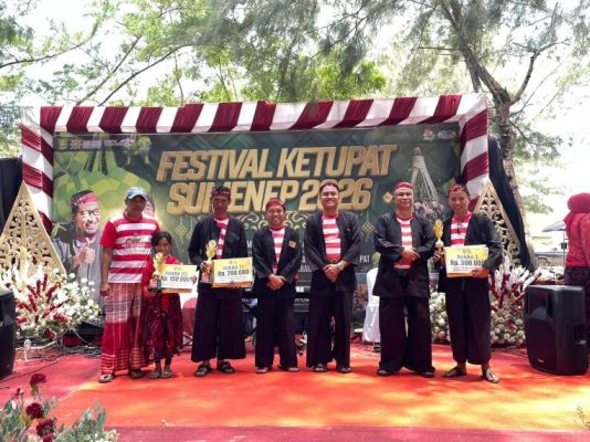 Kadisbudparopar Sumenep Faruk Hanafi Didampingi Kabid Pariwisata Andrie Zulkarnain Bersama Para Juara di Festival Ketupat 2026 di Pantai Lombang Batang-Batang, Kamis (26/03/2026)