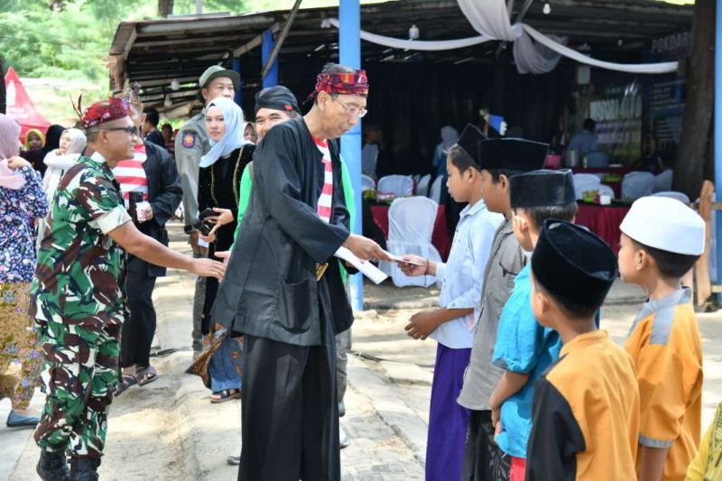 Plt. Asisten III Setdakab Sumenep Ferdiansyah Tetrajaya SH Didampingi Ketua Baznas Sumenep Abd Rahman Saat Memberikan Santunan Kepada Anak Yatim di Festival Ketupat 2026