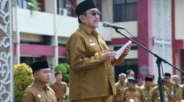 Wabup Sumenep KH Imam Hasyim, S.H.,M.H., Saat Memimpin Apel Perdana di Halaman Kantor Pemkab Sumenep, Senin (30/03/2026)