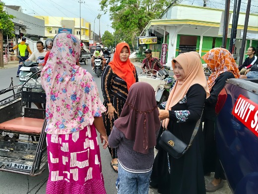 Sebelum Azan Magrib Tiba, Tangan-Tangan Peduli Dinsos P3A Sumenep Menyapa Warga di Tiga Sudut Kota