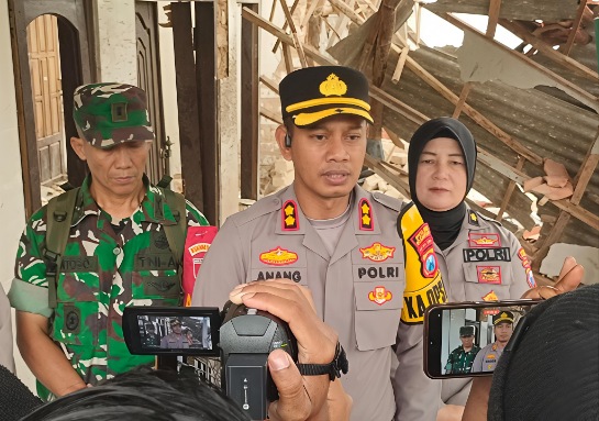 Kapolres Sumenep AKBP Anang Hardiyanto, S.I.K., Saat Memberikan Keterangan Kepada Wartawan di TKP 