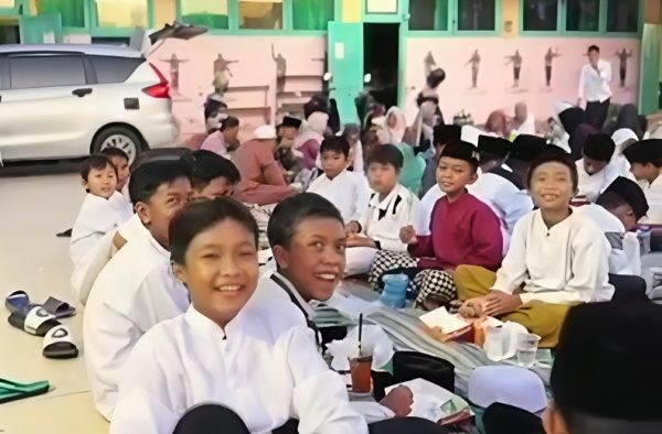 Pondok Ramadan SDN Paberasan I Sumenep Hidupkan Semangat Berbagi, Siswa Turun ke Jalan Bagikan Takjil