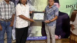 Direktur Naghfir's Institute Dr Naghfir Saat Menyerahkan Kepala Piagam Penghargaan kepada Budayawan Syaf 