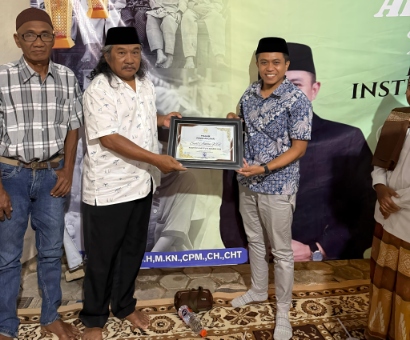 Direktur Naghfir's Institute Dr Naghfir Saat Menyerahkan Kepala Piagam Penghargaan kepada Budayawan Syaf 